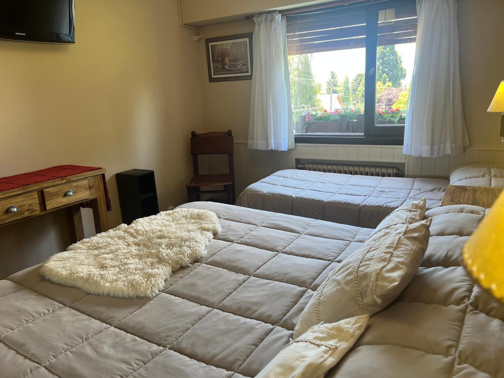 Hotel Le Charme Con Piscina Y Parking