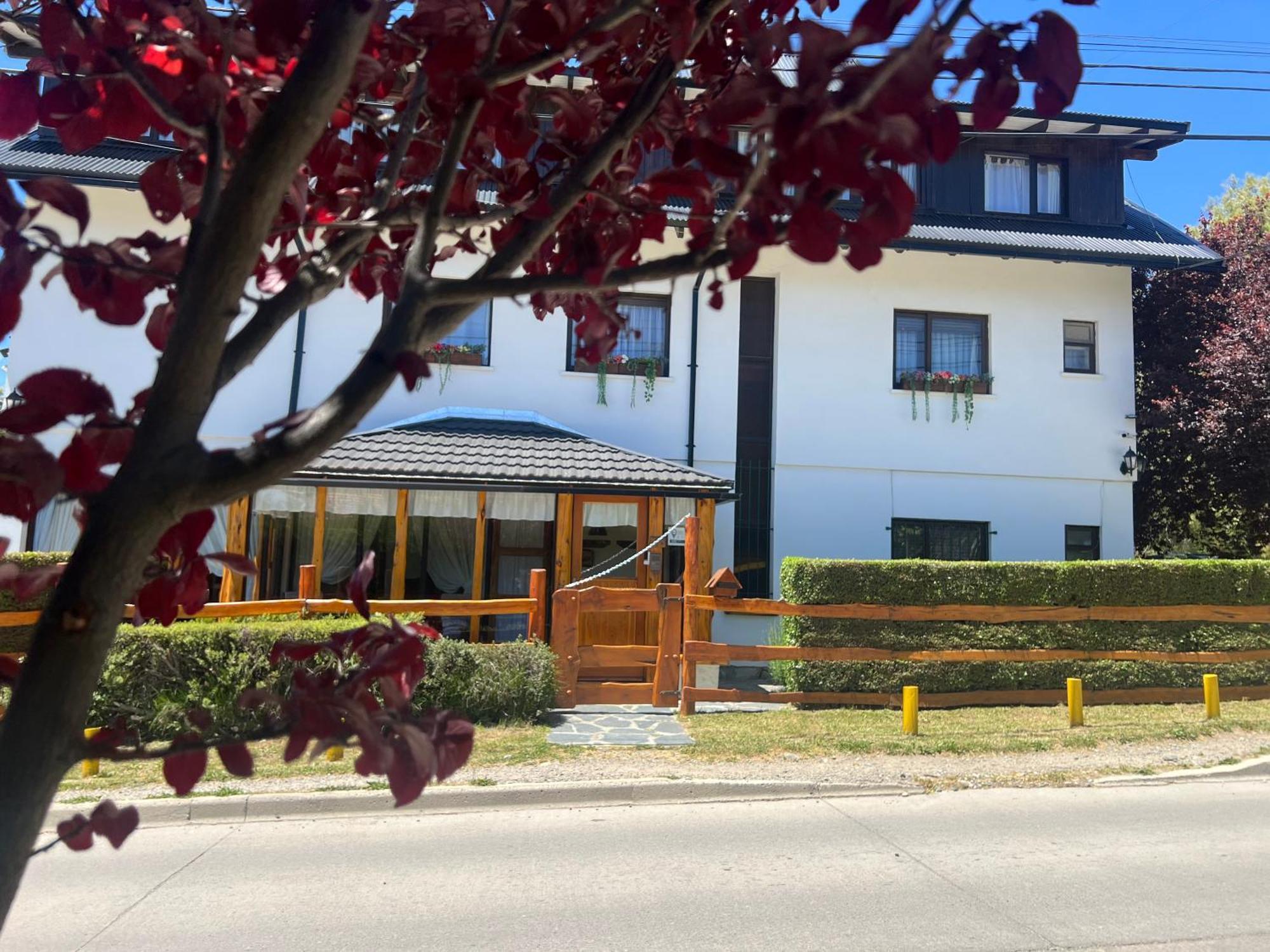 Le Charme Con Piscina Y Parking Hotel San Carlos de Bariloche