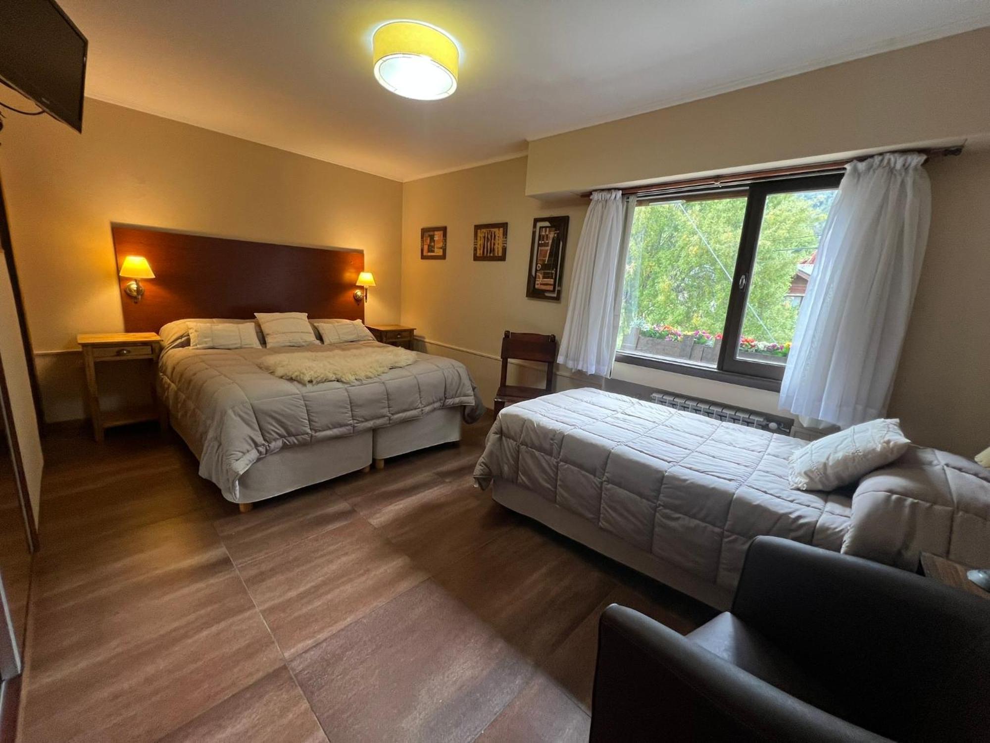 Le Charme Con Piscina Y Parking Hotel