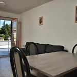 Hospedate En Depto Centrico Con Balcon Y Vista A Los Cerros
