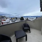Moderno Departamento Con Vista Al Lago Y Montanas