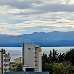 Montanas Y Lago