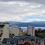 Montanas Y Lago