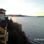 A Orillas Del Lago