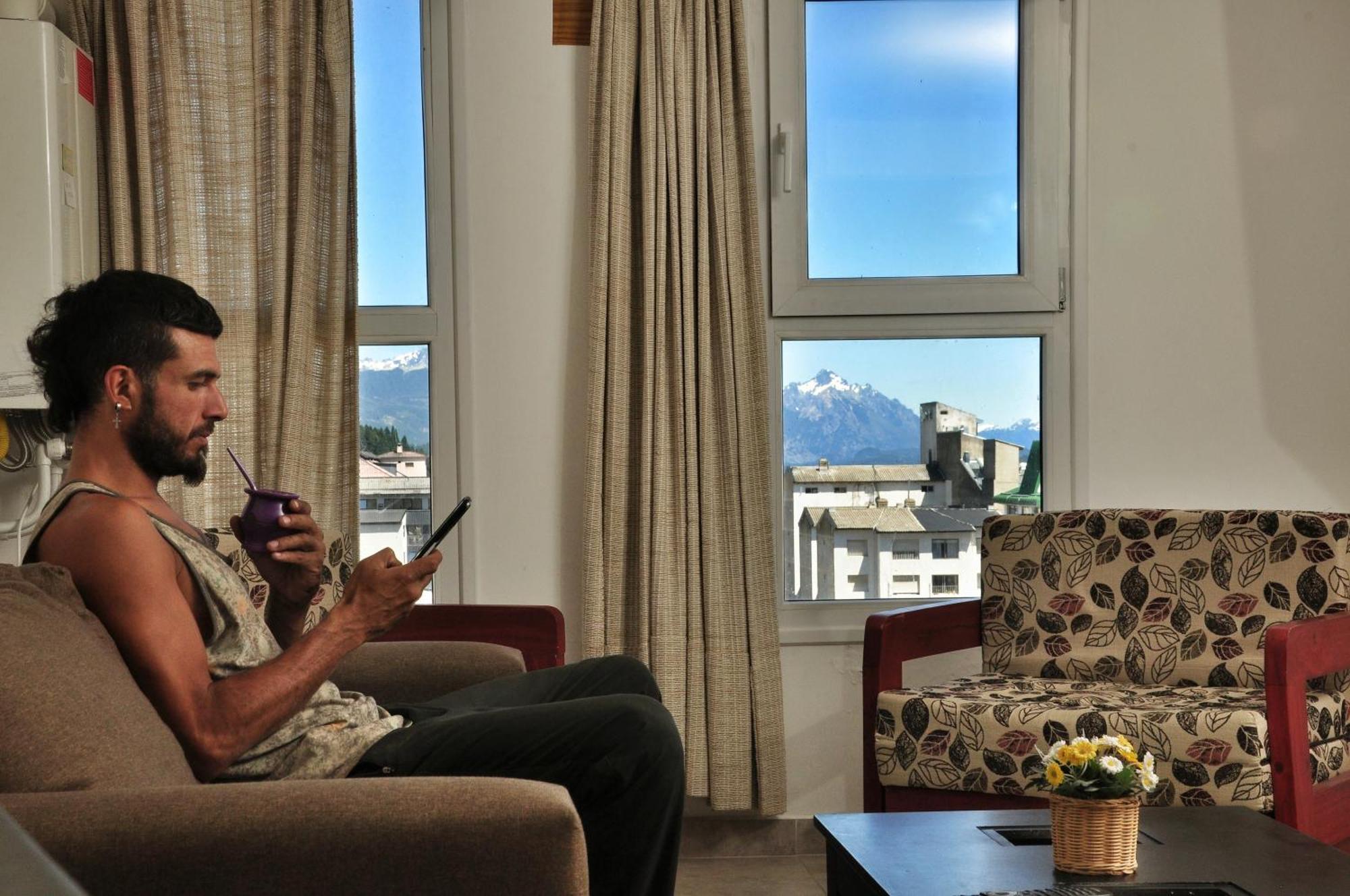 Deleitate Con Las Vistas Al Lago Y Montanas En El Centro De Apartamento