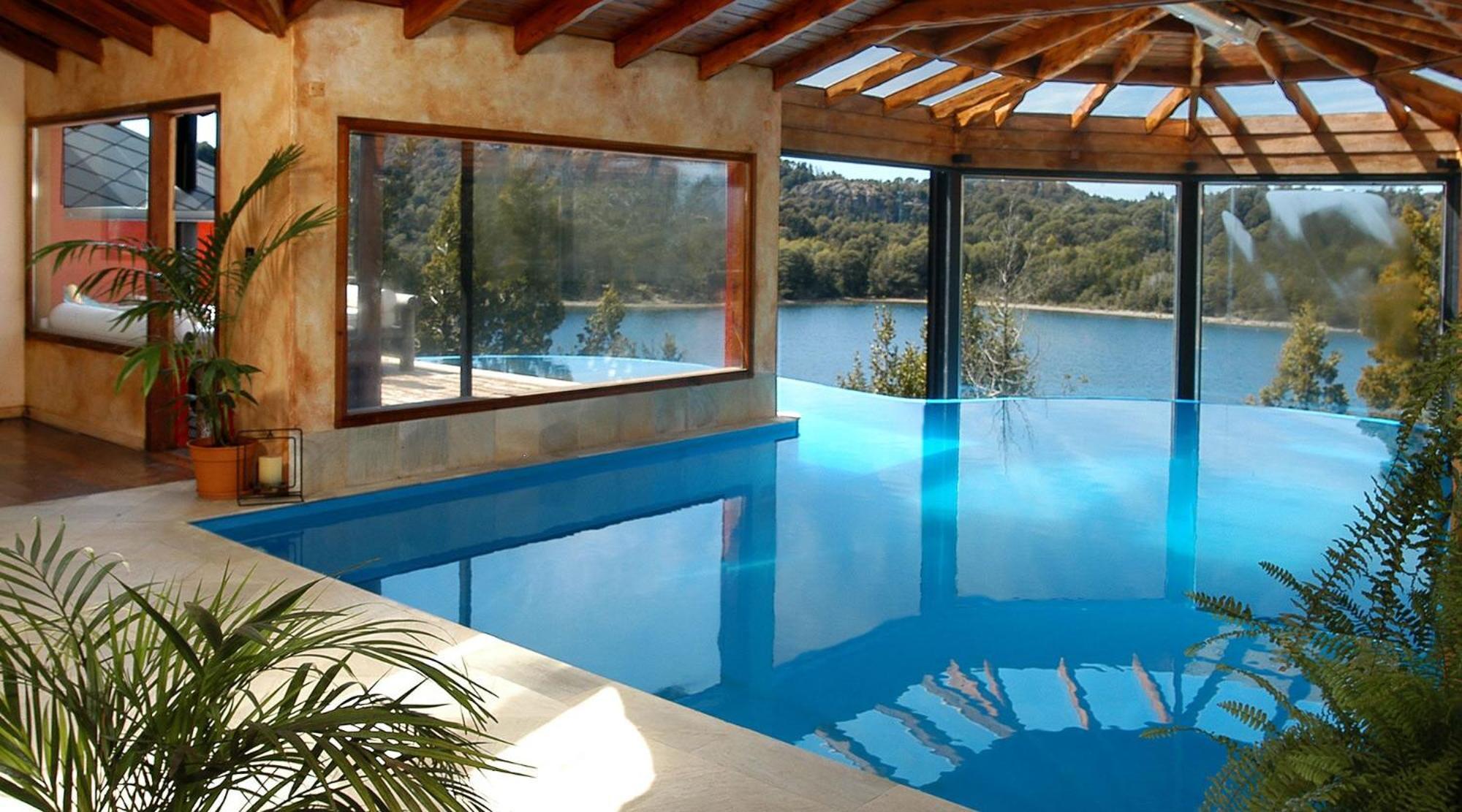 Stunning Lakeside Retreat With Unique Indoor Pool Сasa de vacaciones *