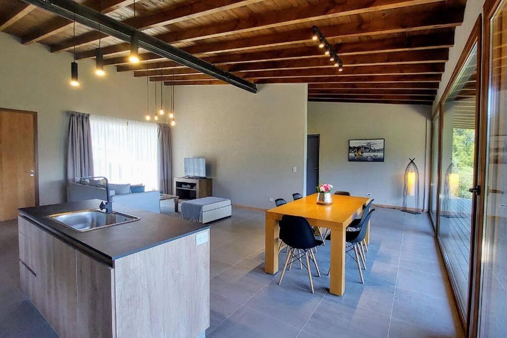 Casa Con Vista Al Lago Y Cerros Сasa de vacaciones San Carlos de Bariloche