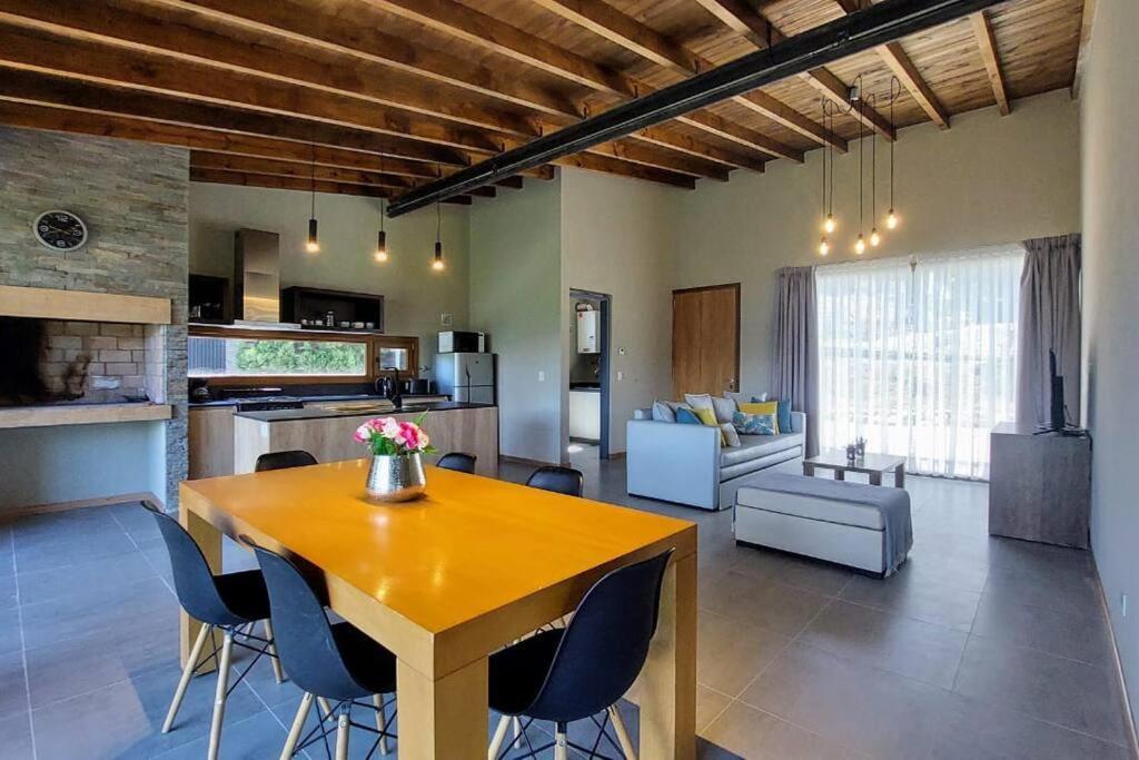 Casa Con Vista Al Lago Y Cerros