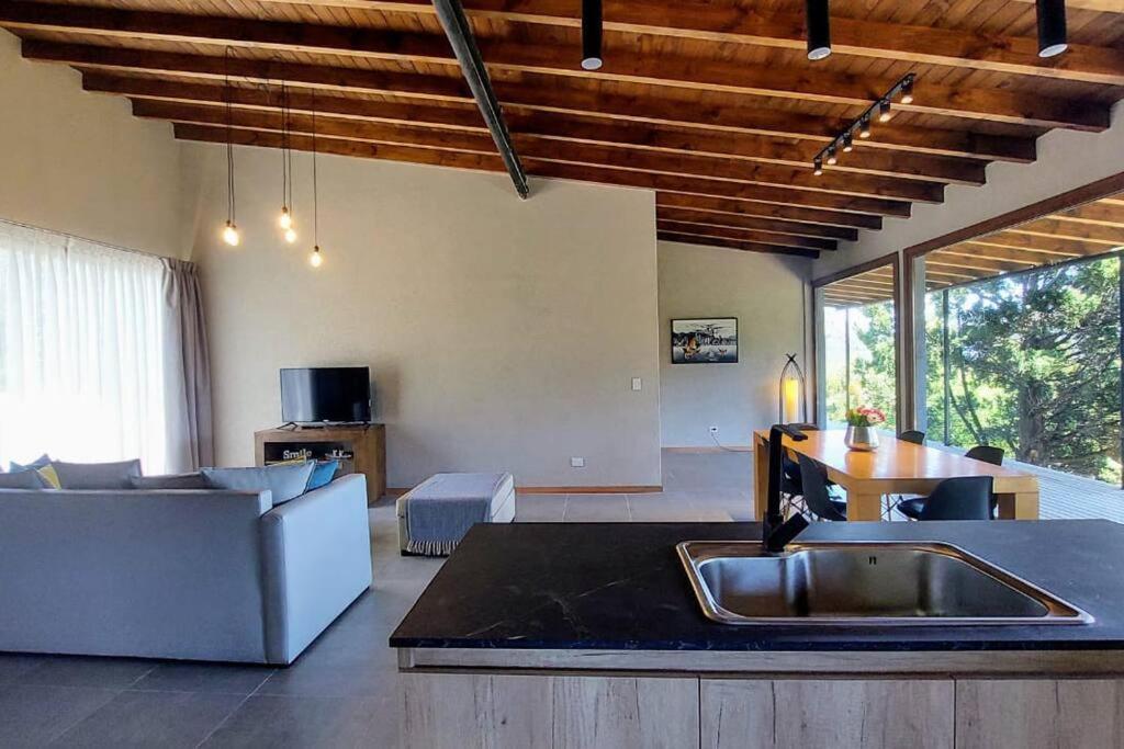 Casa Con Vista Al Lago Y Cerros *