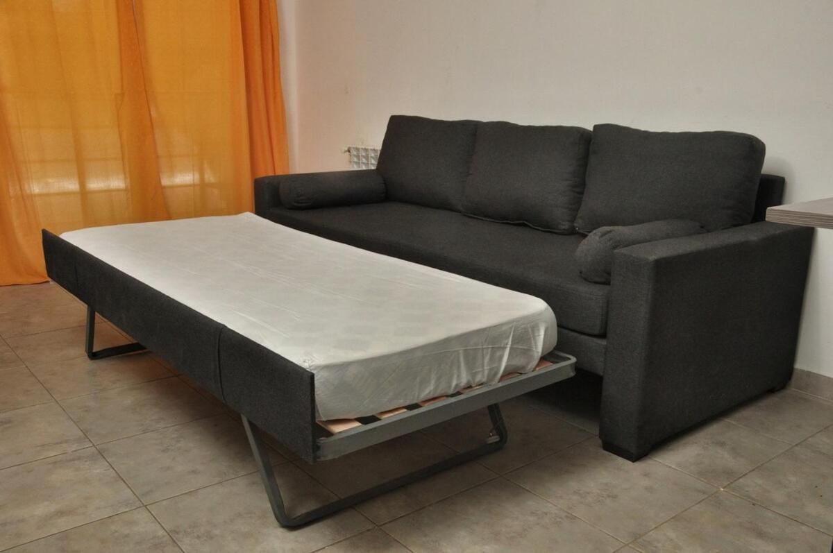 Departamento Con Balcon A La Calle Principal De