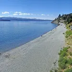 Quintaluna frente al lago
