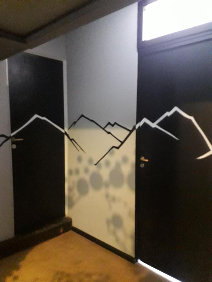Moving Travel Bar Hostal *
