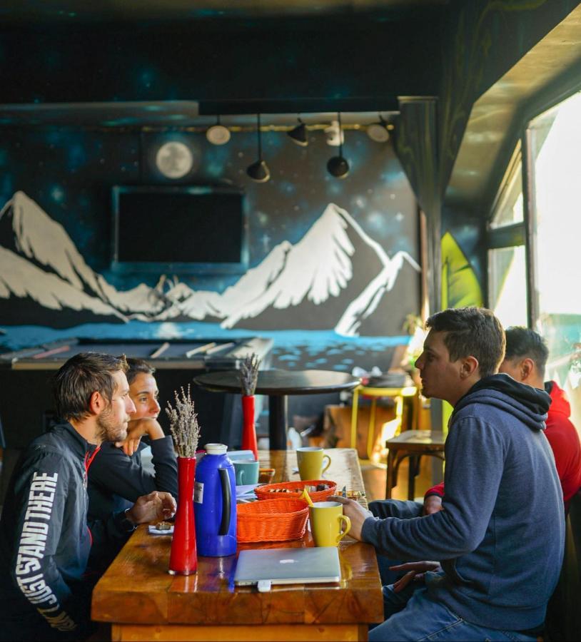 Moving Travel Bar Hostal *