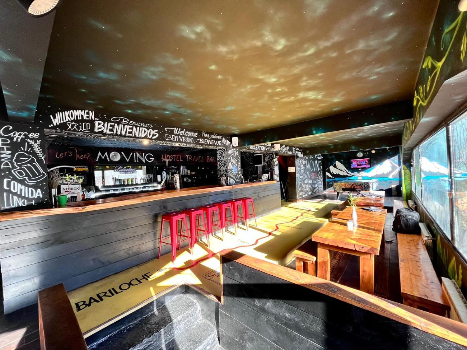 Moving Travel Bar Hostal San Carlos de Bariloche